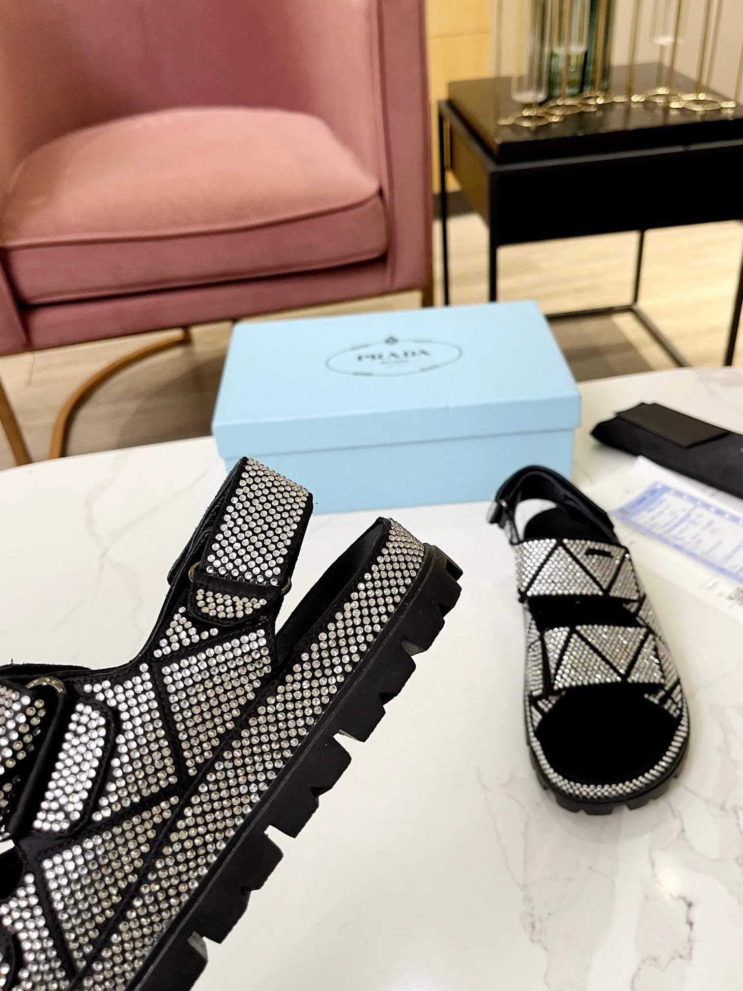 👟👟Ex-factory price 600👟👟 𝐏𝐑𝐀𝐃𝐀 ｜𝟐𝟎𝟐3/𝐒𝐒 𝐧𝐞𝐰 High version 💯💯💯 Parda 2023/fw new series Prada triangle logo Rhinestone model counter [authentic grade] version‼ ️Purchase ZP customization, the highest version on the market‼ ️ The original development shoe shape is super correct ‼ ️Highest restoration shoe type ‼ ️ Very good wrapping, slimming, high-end, super comfortable ‼ ️ Upper: imported silk, lining: lambskin, customized molding with iconic logo triangle buckle, outsole: original molding + hot-drilling process + pure handmade precision production. Code number: 35-39 (40, 41, customizable and non-returnable)